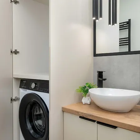 Charming Pet-friendly With Terrace By Renters Lägenhet